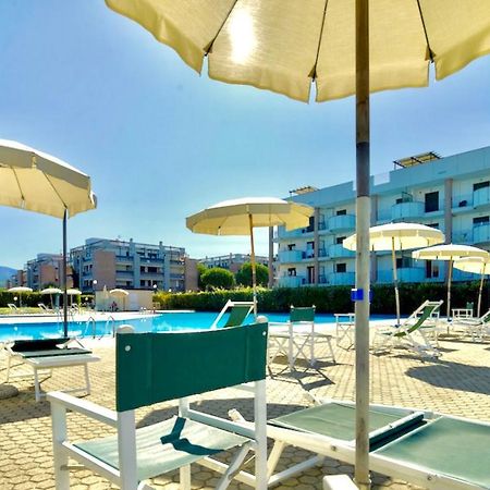 Isa-Apartments 4 Beds In Residence With Swimming-Pool In San Vincenzo, Just 600 Meters From The Sea Buitenkant foto