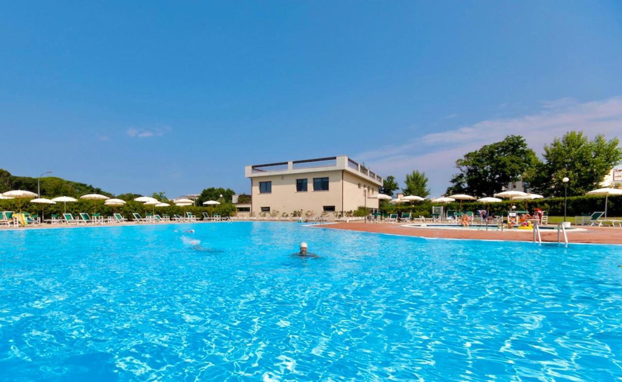 Isa-Apartments 4 Beds In Residence With Swimming-Pool In San Vincenzo, Just 600 Meters From The Sea Buitenkant foto