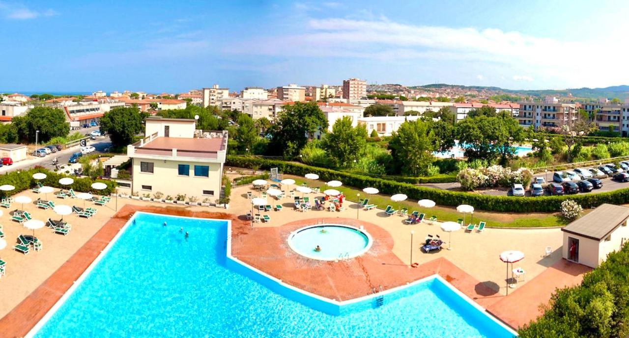 Isa-Apartments 4 Beds In Residence With Swimming-Pool In San Vincenzo, Just 600 Meters From The Sea Buitenkant foto
